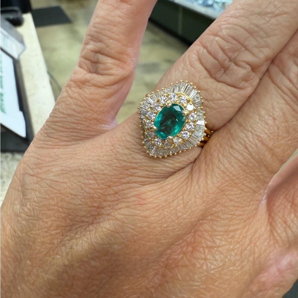 Elegant 18k yellow 1 carat AAA NATURAL EMRALD WITH 2.5 carat diamond ring